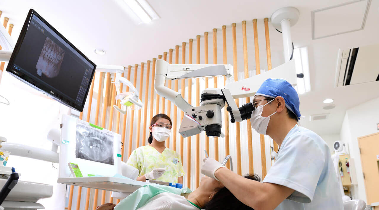 日本の歯医者さんではまだ普及が少ないマイクロスコープを用いた治療で好評を得ています。